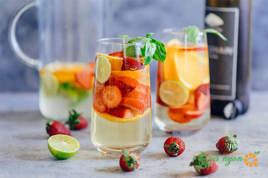 Cách làm cocktail Sangria trắng với trái cây mùa hè