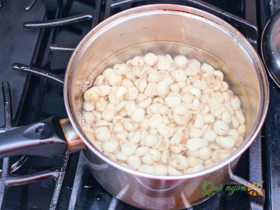 Đun hạt sen cùng với 1 lít nước, bật nhỏ lửa và đun đến khi hạt sen chín