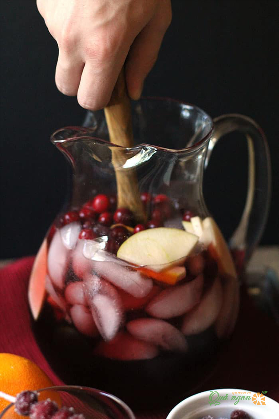 Kết hợp rượu vang đỏ và trái cây trong một bình lớn.