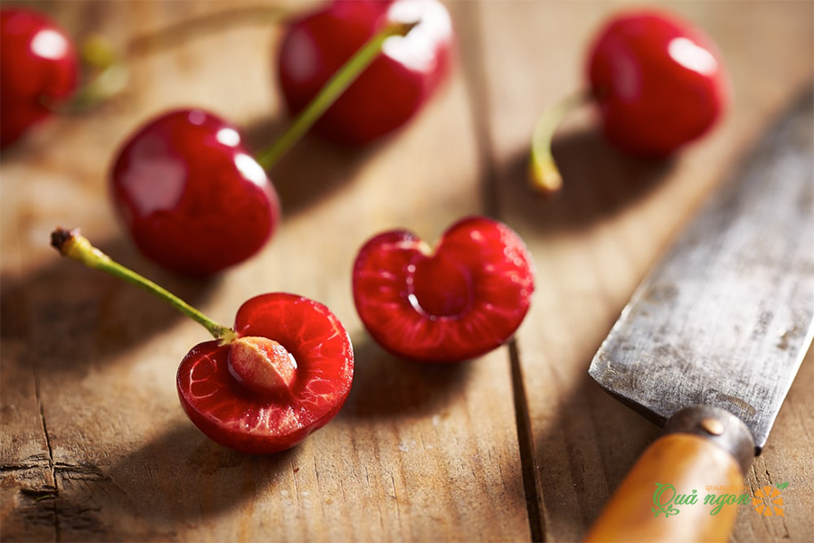 Cắt cherry làm đôi để tách bỏ hạt