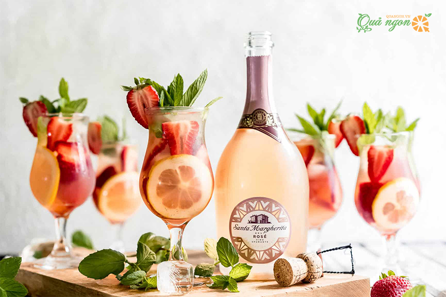 Cocktail Sangria Dâu tây với rượu vang hồng Rose