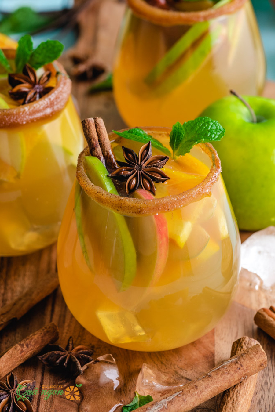 Rượu sangria táo với que quế