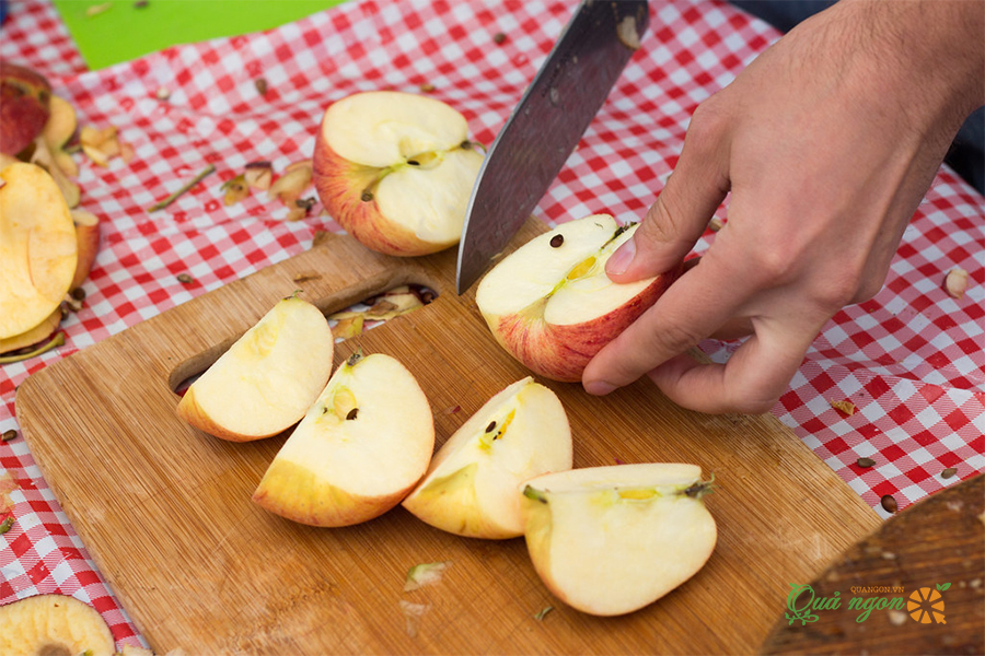 Để nguyên vỏ, cắt táo thành nhiều miếng nhỏ