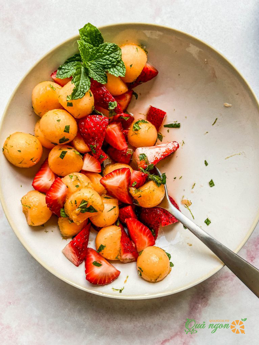 Salad trái cây mùa hè với bạc hà chanh