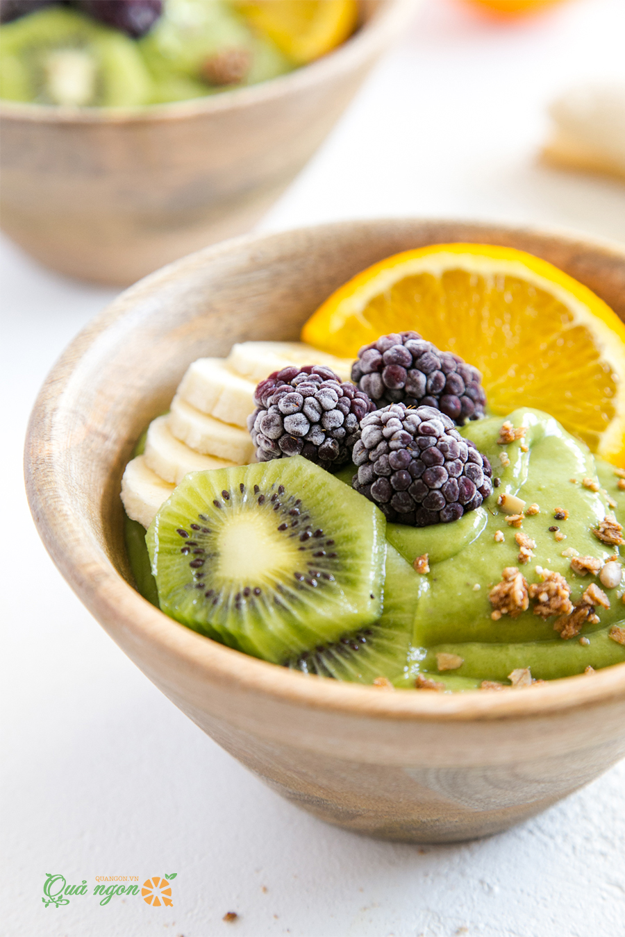 Sinh tố bát được làm với trái cây và rau xanh lành mạnh