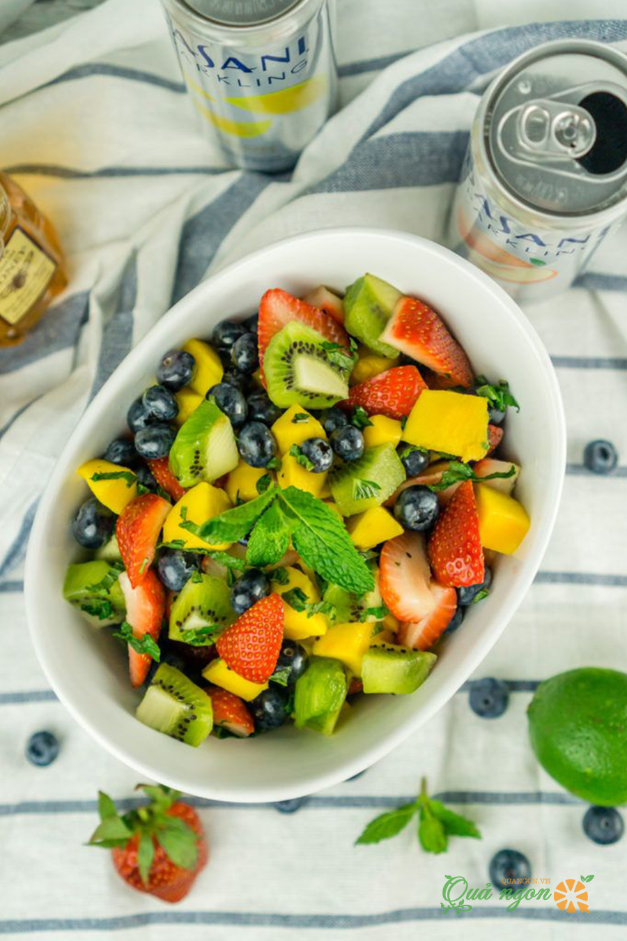 Salad trái cây bạc hà với việt quất, kiwi, dâu tây