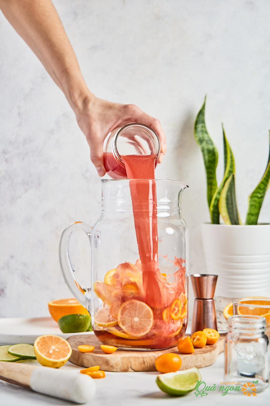 Đổ nước ép vào bình trái cây sangria cam quýt