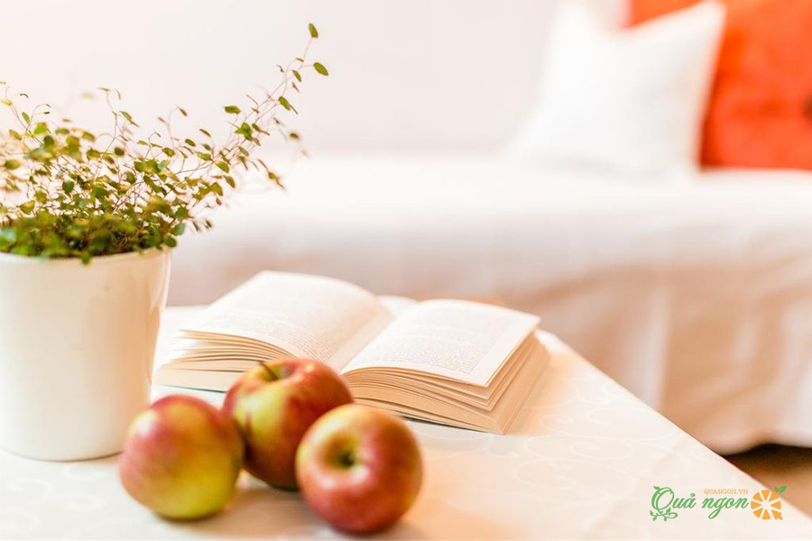 Đặt táo ở trên bàn cạnh giường cũng có tác dụng cải thiện giấc ngủ
