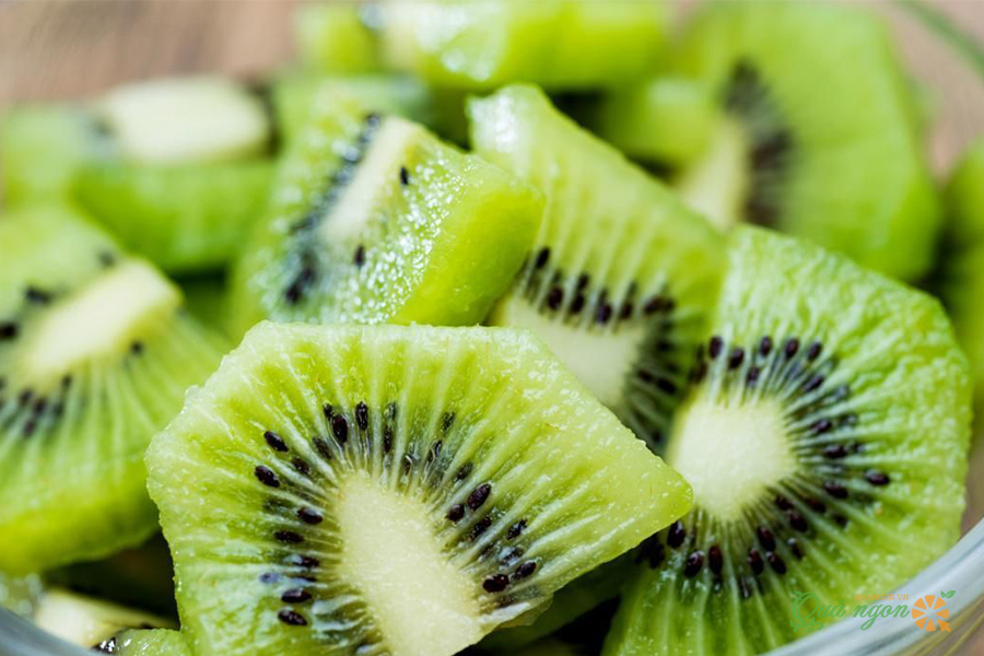 Kiwi chứa rất nhiều những dưỡng chất tuyệt vời như vitamin C, vitamin E, Kali, Lutein…