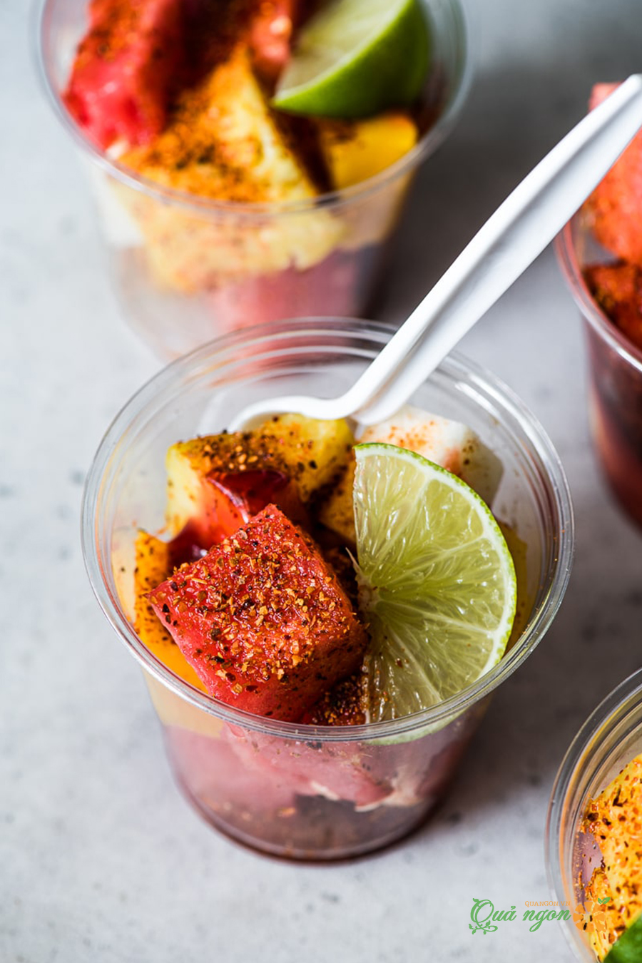 Cách làm cốc trái cây trộn muối ớt Mexico
