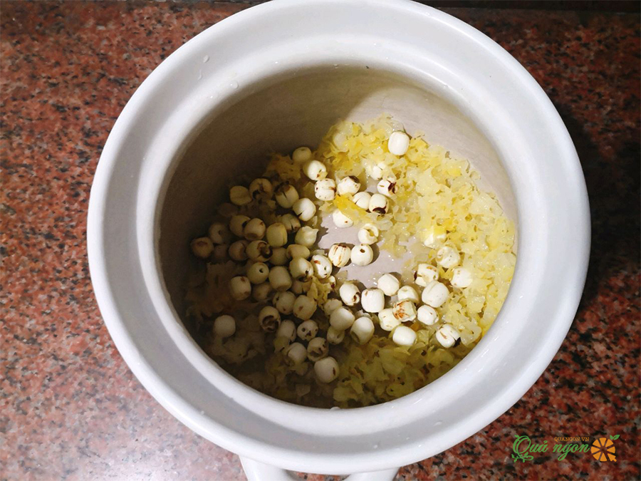 Cho hạt sen, nấm tuyết và thêm một lượng nước thích hợp vào nồi.