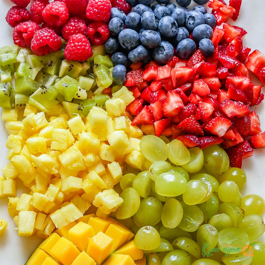cắt nhỏ các loại trái cây thành các miếng vừa ăn