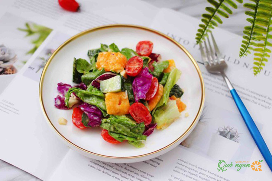 Salad tỏi với rau và trái cây theo mùa