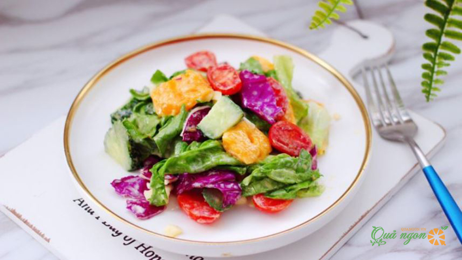 Cách làm salad tỏi với rau và trái cây theo mùa