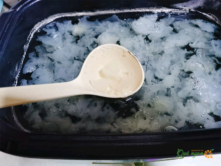 Luộc nấm tuyết trắng cho đến khi mềm và có màu sáp