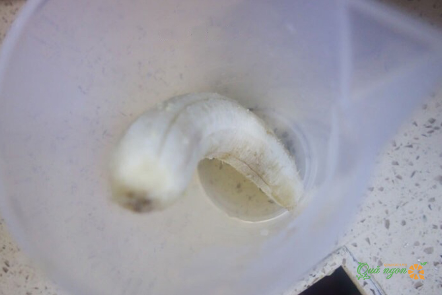 Cho chuối chín và sữa tươi vào máy xay sinh tố.
