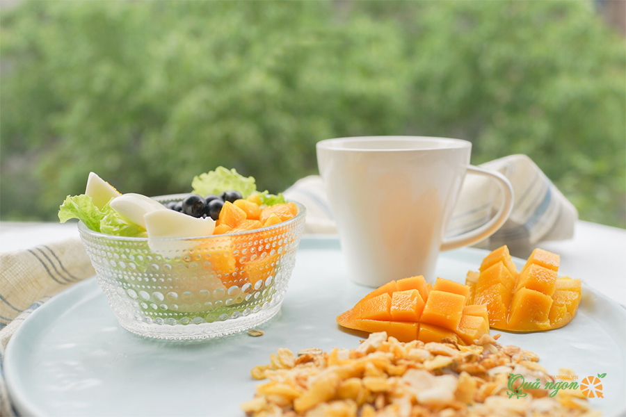 Bữa sáng giảm cân với salad trái cây và sữa lắc chuối