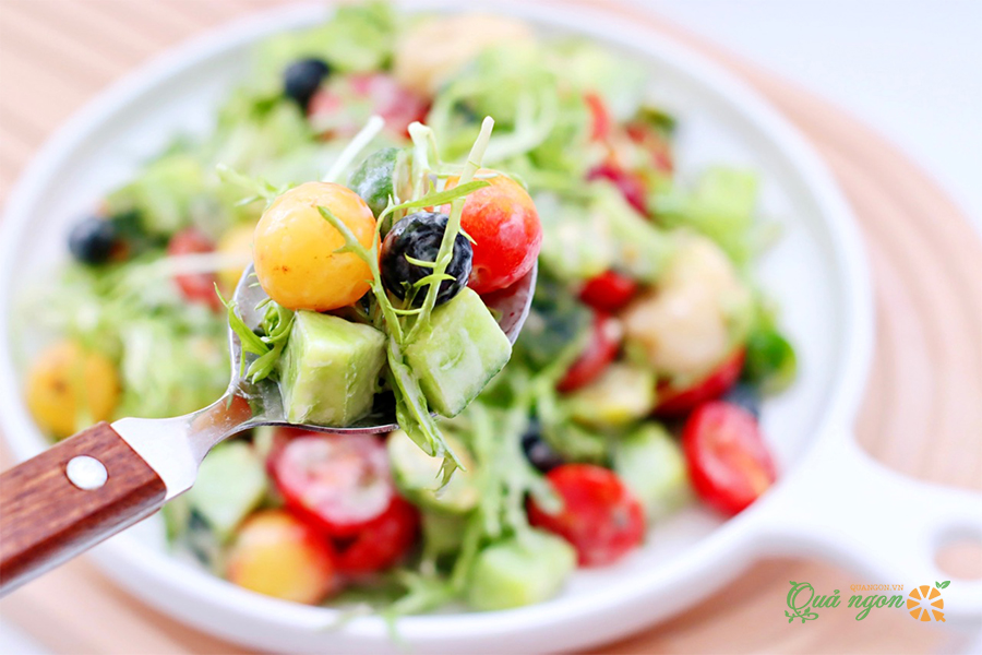 Cách làm salad rau và các loại trái cây theo mùa