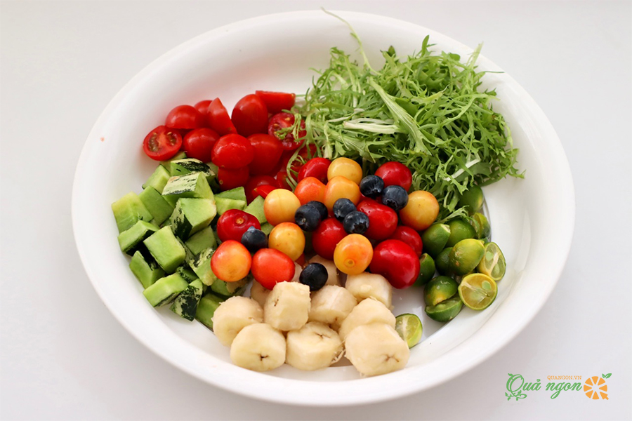 Cho tất cả các loại trái cây và rau xà lách lá xoăn vào bát hoặc đĩa trộn.
