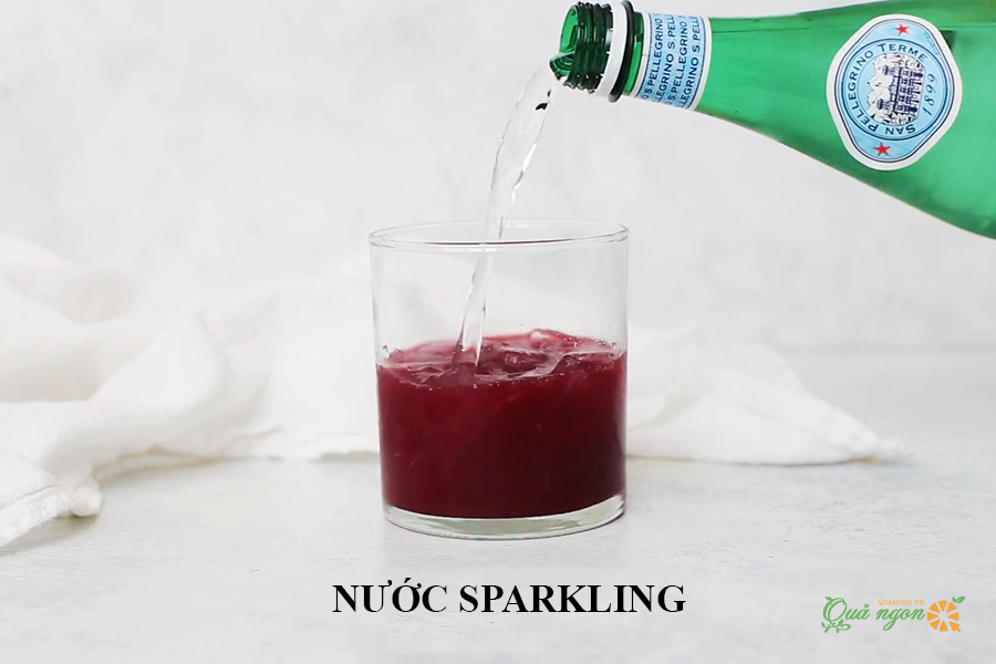 Đổ nước khoáng có ga Sparkling/ seltzer lên hỗn hợp nước trái cây