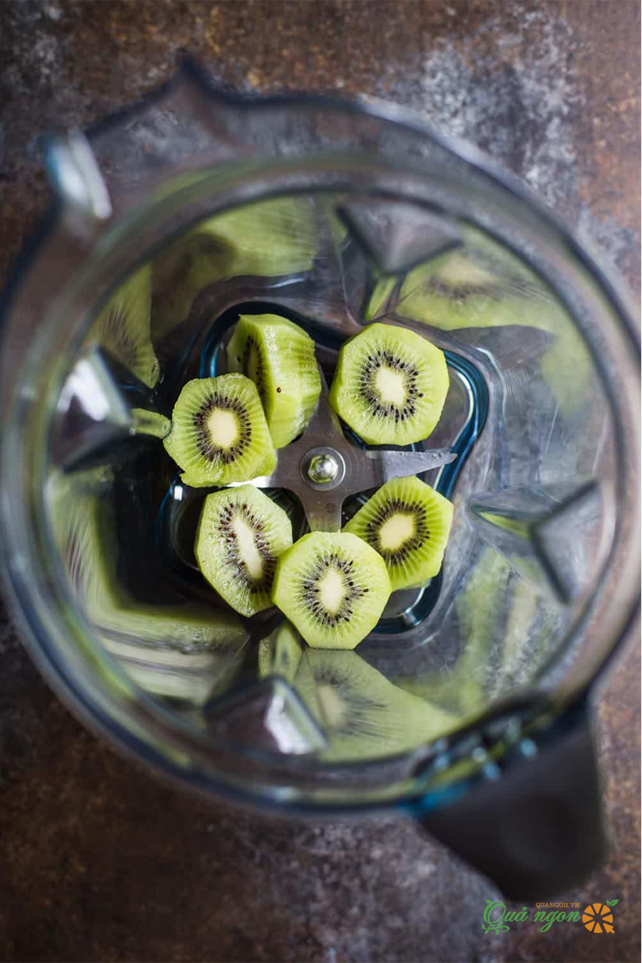 gọt vỏ kiwi và cắt thành từng khoanh, cho vào máy xay sinh tố