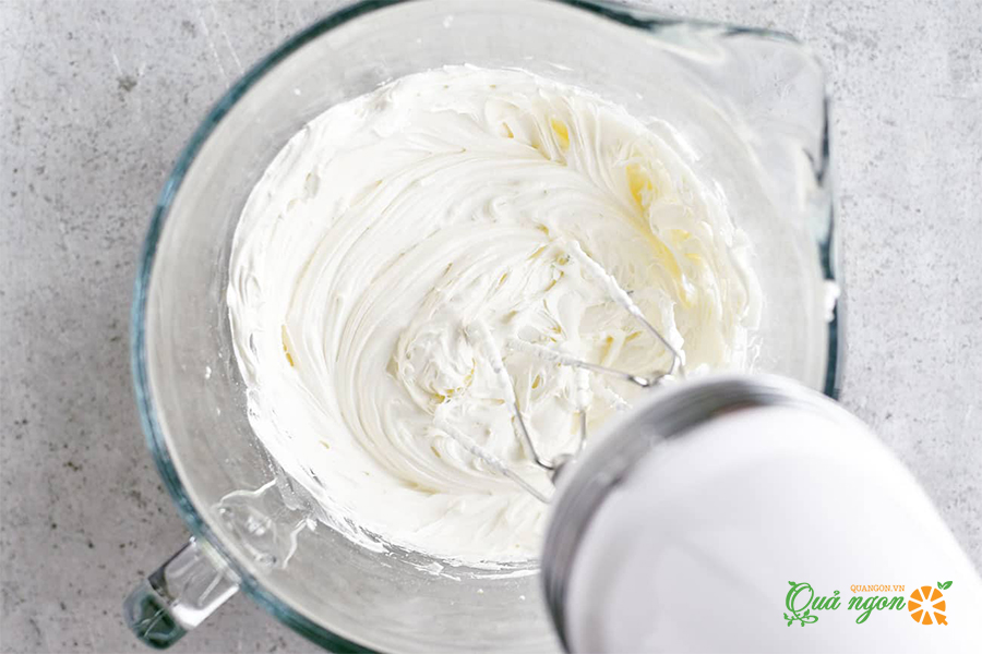 Thêm whipping cream vào cream cheese và trộn đều cho đến khi mịn