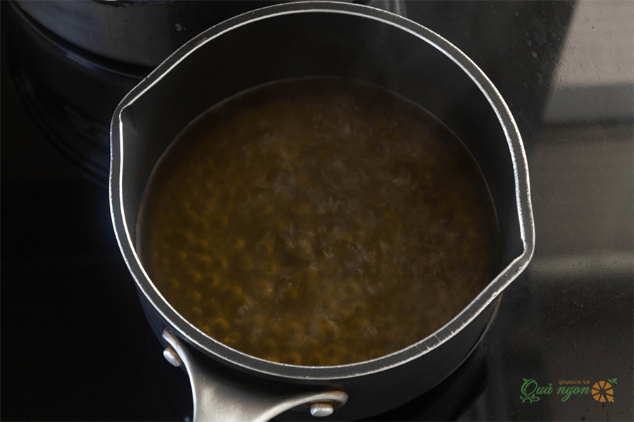 Cho nước và đường thốt nốt vào nồi nhỏ đun sôi.