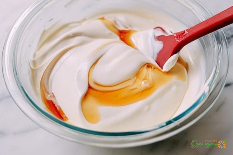 Cho sữa chua và mật ong vào bát kem đã đánh bông