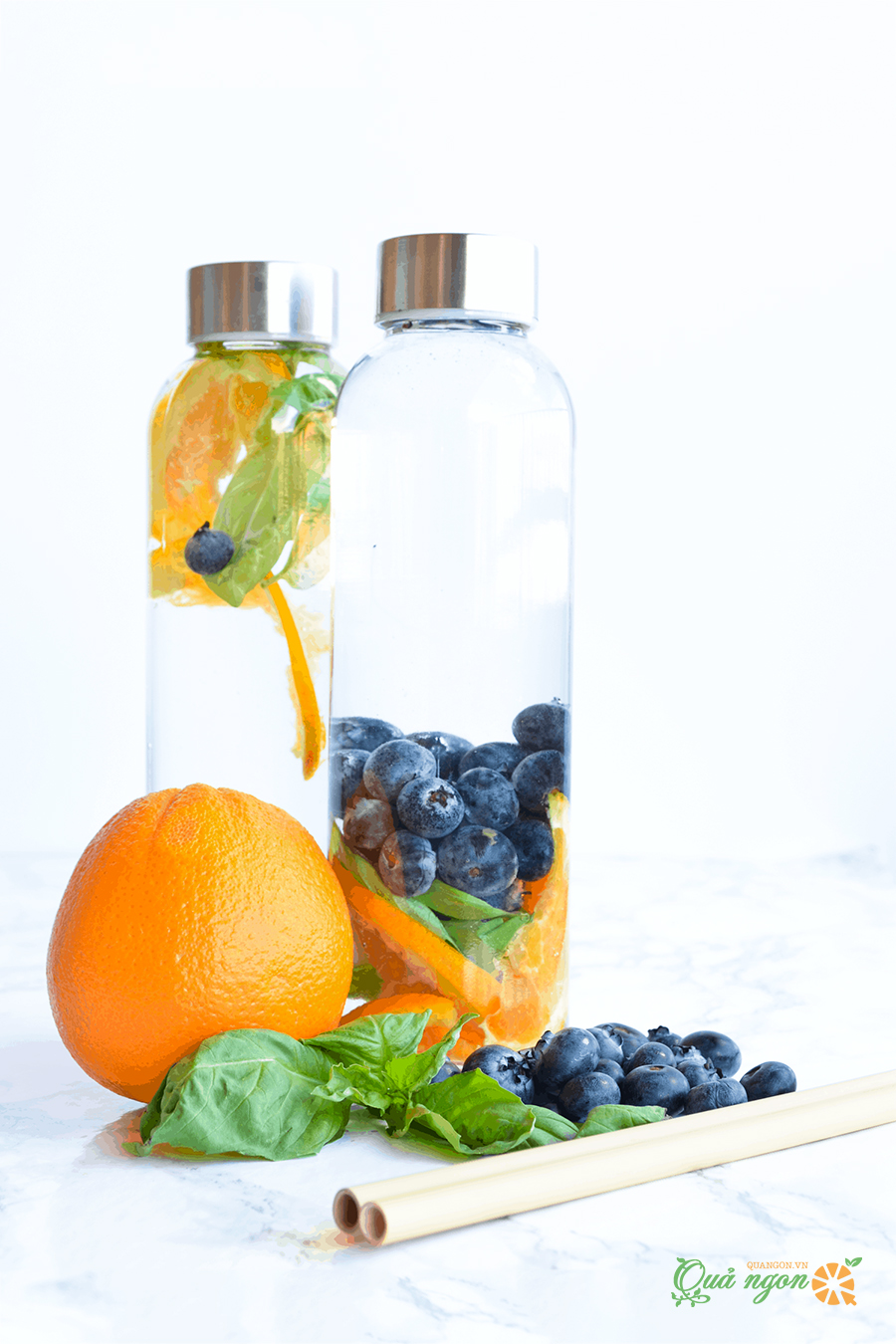 Công thức nước detox với việt quất, cam và basil