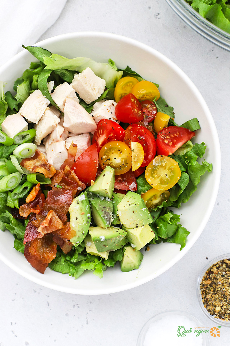 Salad thịt gà xông khói bơ cho chế độ ăn kiêng Paleo