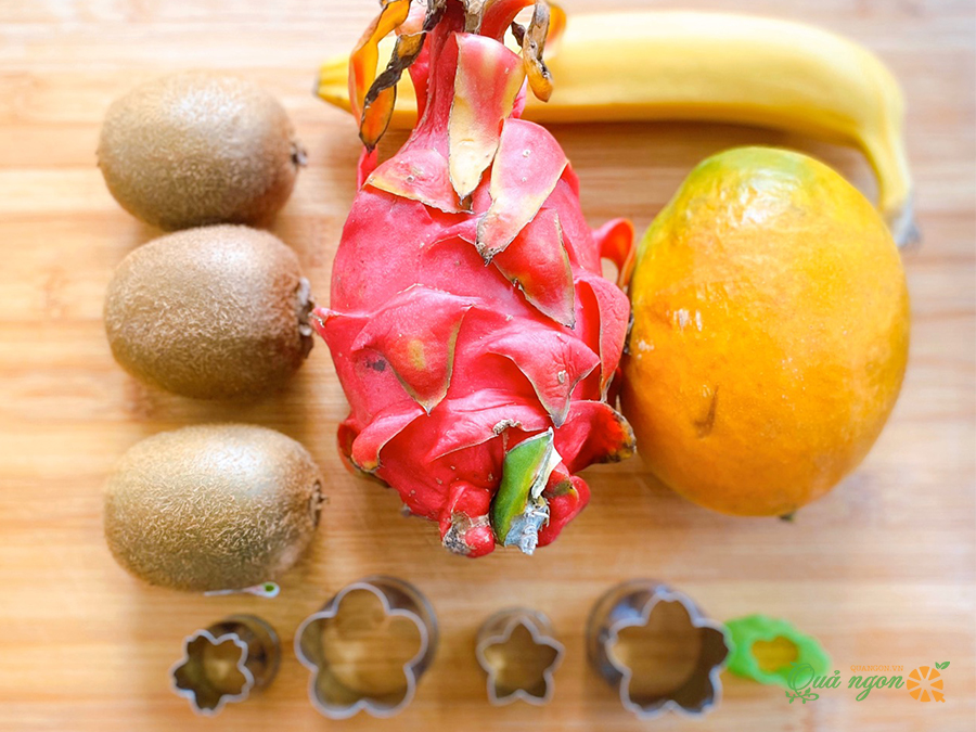 Lấy một số loại trái cây yêu thích của bạn, rửa sạch và cắt thành từng miếng.