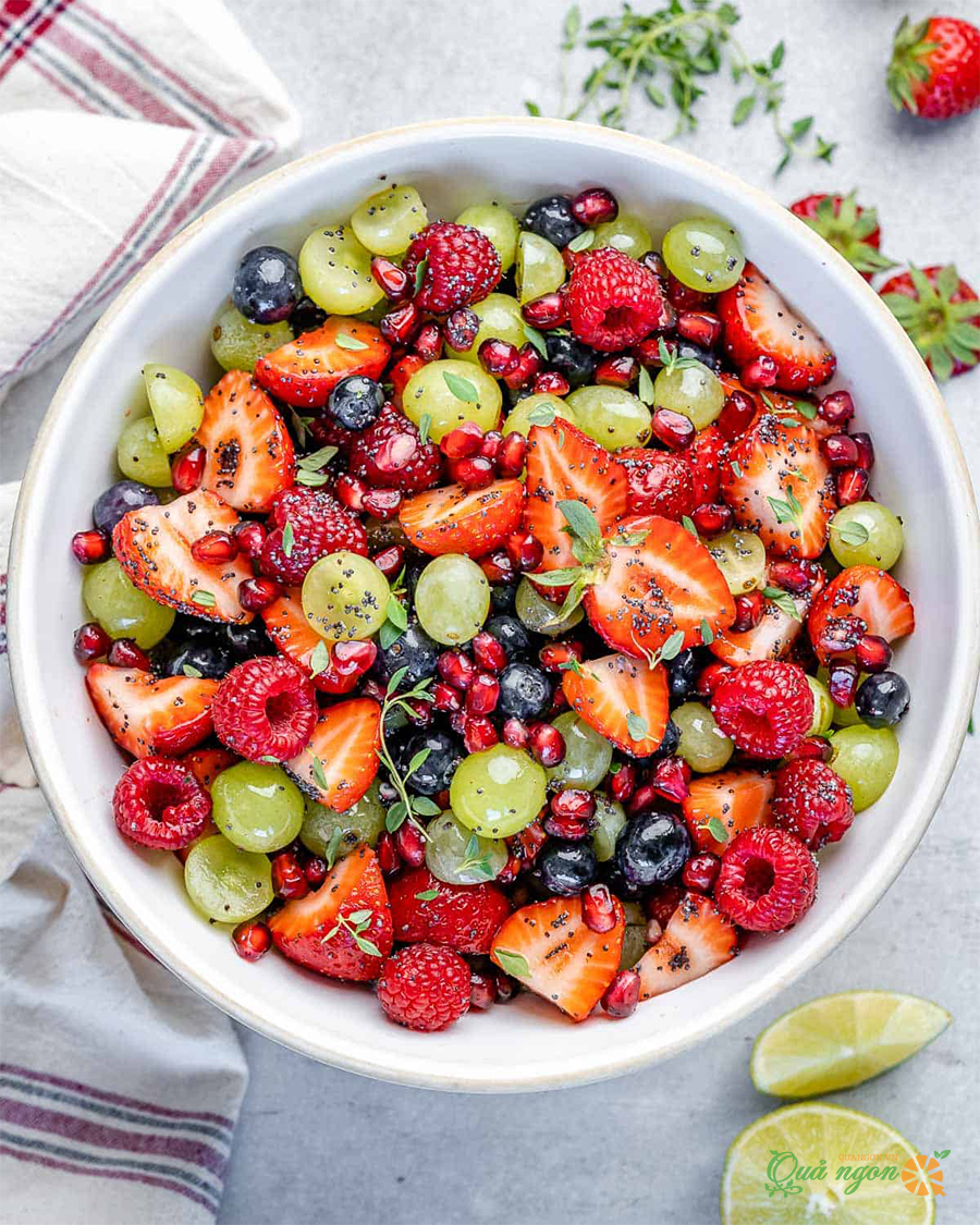 Salad trái cây với các loại quả mọng, nho và lựu