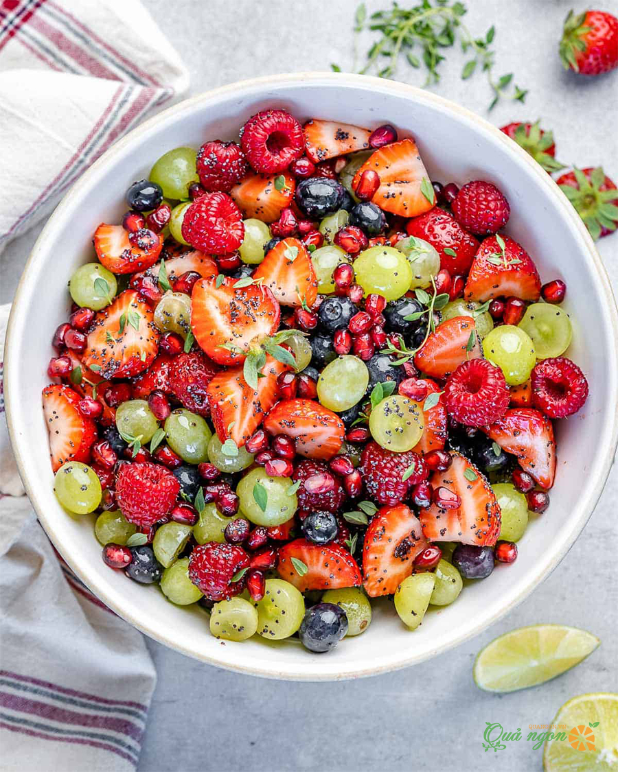 Salad trái cây với các loại quả mọng, nho và lựu